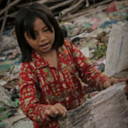 Pienet aliravitut lapset tonkivat kaatopaikkoja ja roskiksia minkä tahansa perässä, jolla voisi olla jälleenmyyntiarvoa.